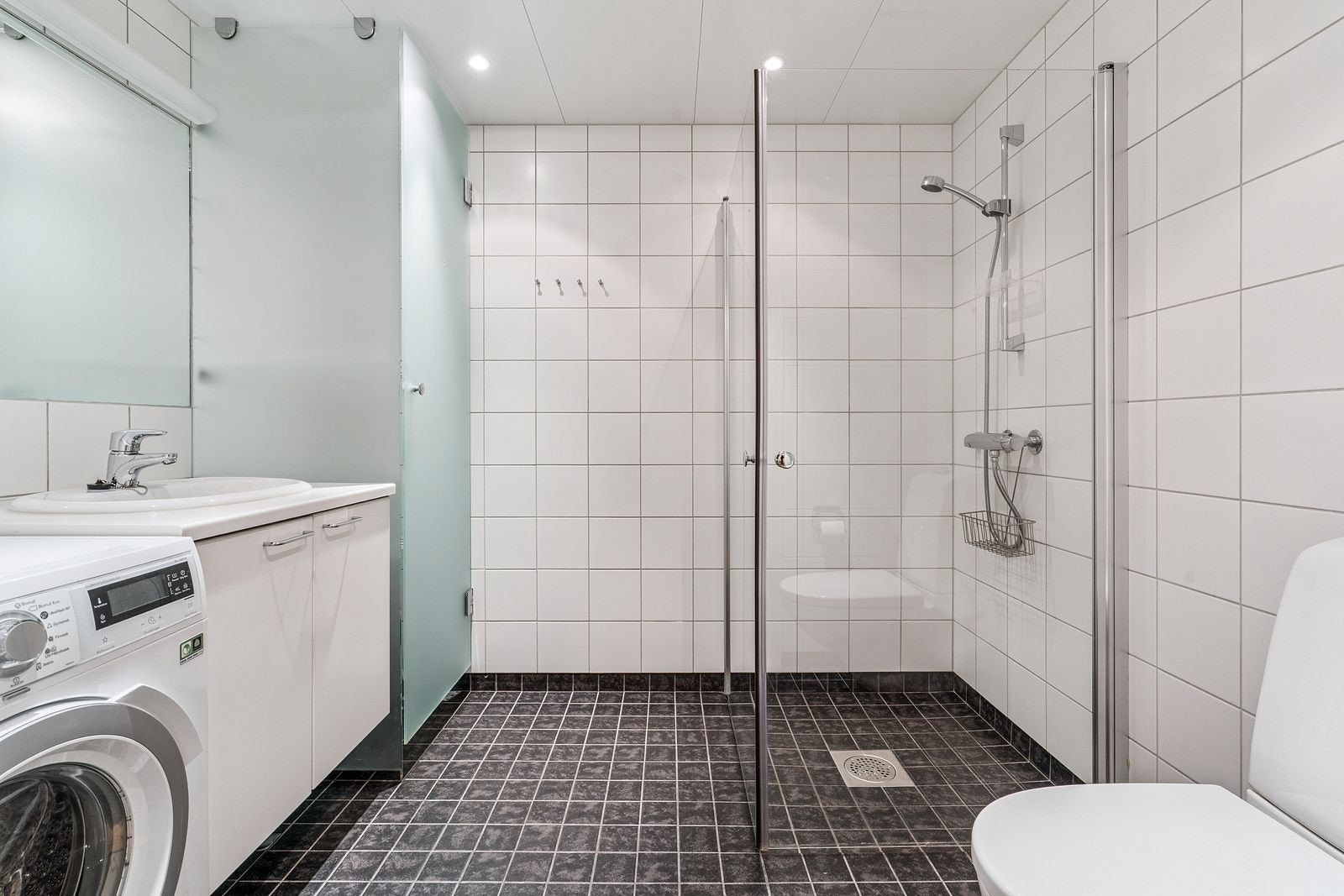 Pent flislagt bad med varmekabler og tørkeskap. Vaskemaskin medfølger Galleribilde