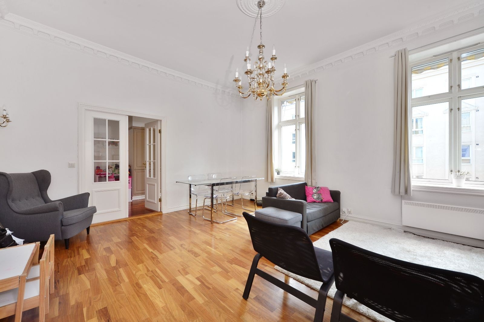 Plass tiil både sofakrok og spisebord i stue Galleribilde