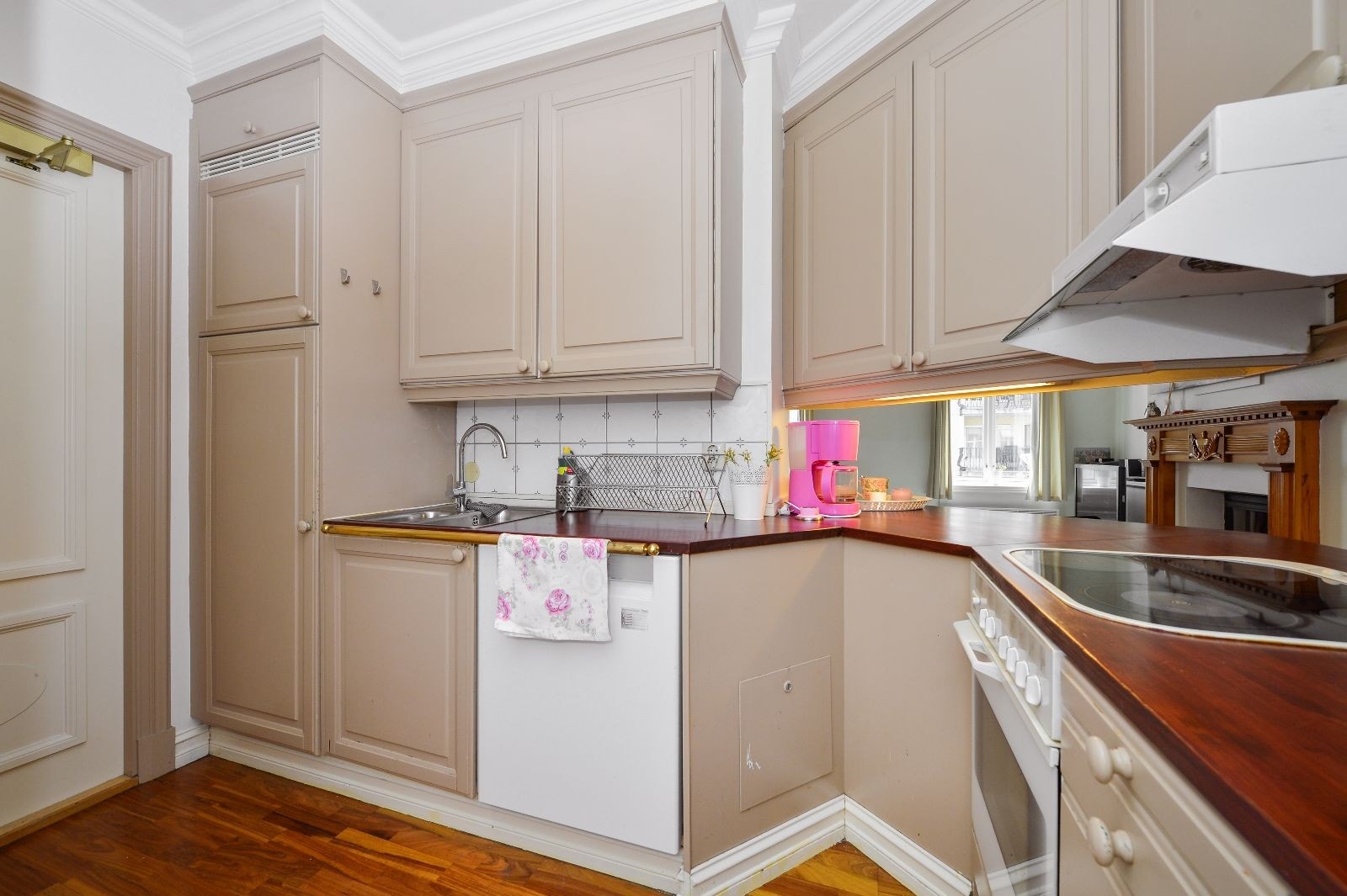 Kjøkken med kjøleskap, oppvaskmaskin og komfyr Galleribilde