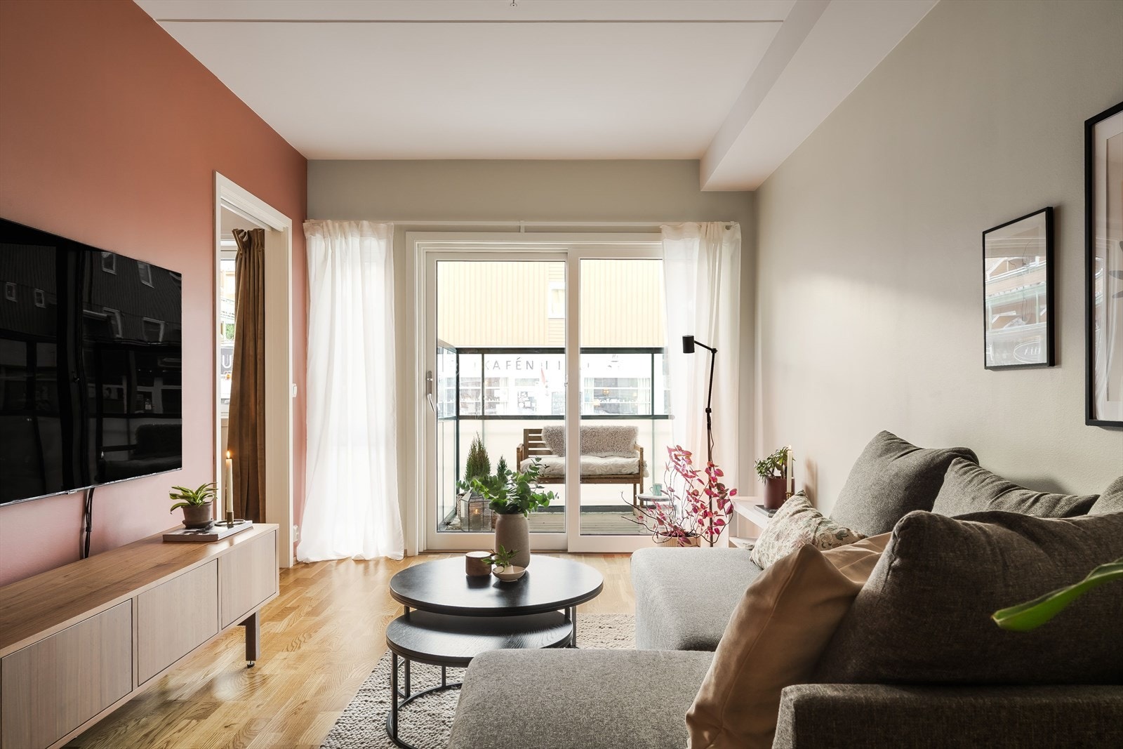 Til boligen medfølger egen sportsbod med god lagringsplass, og man finner også en praktisk bod inne i leiligheten. Galleribilde