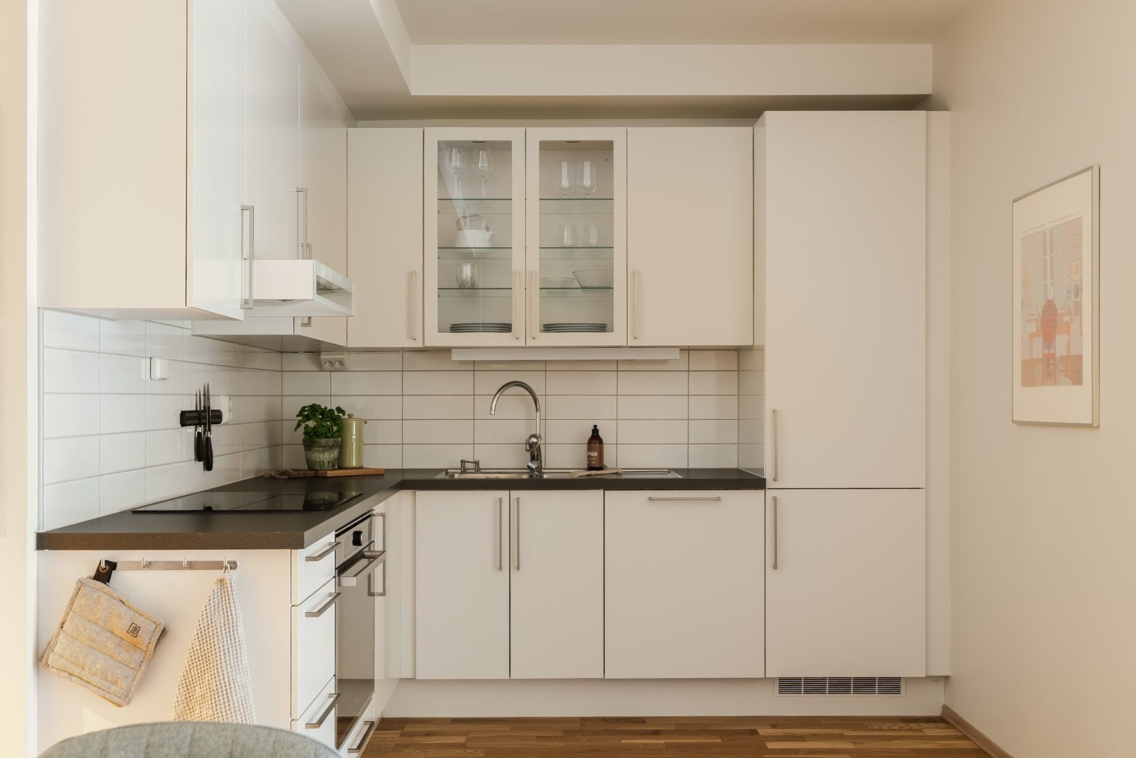 Det er integrerte hvitevarer og benkeplate med nedfelt vask. Galleribilde