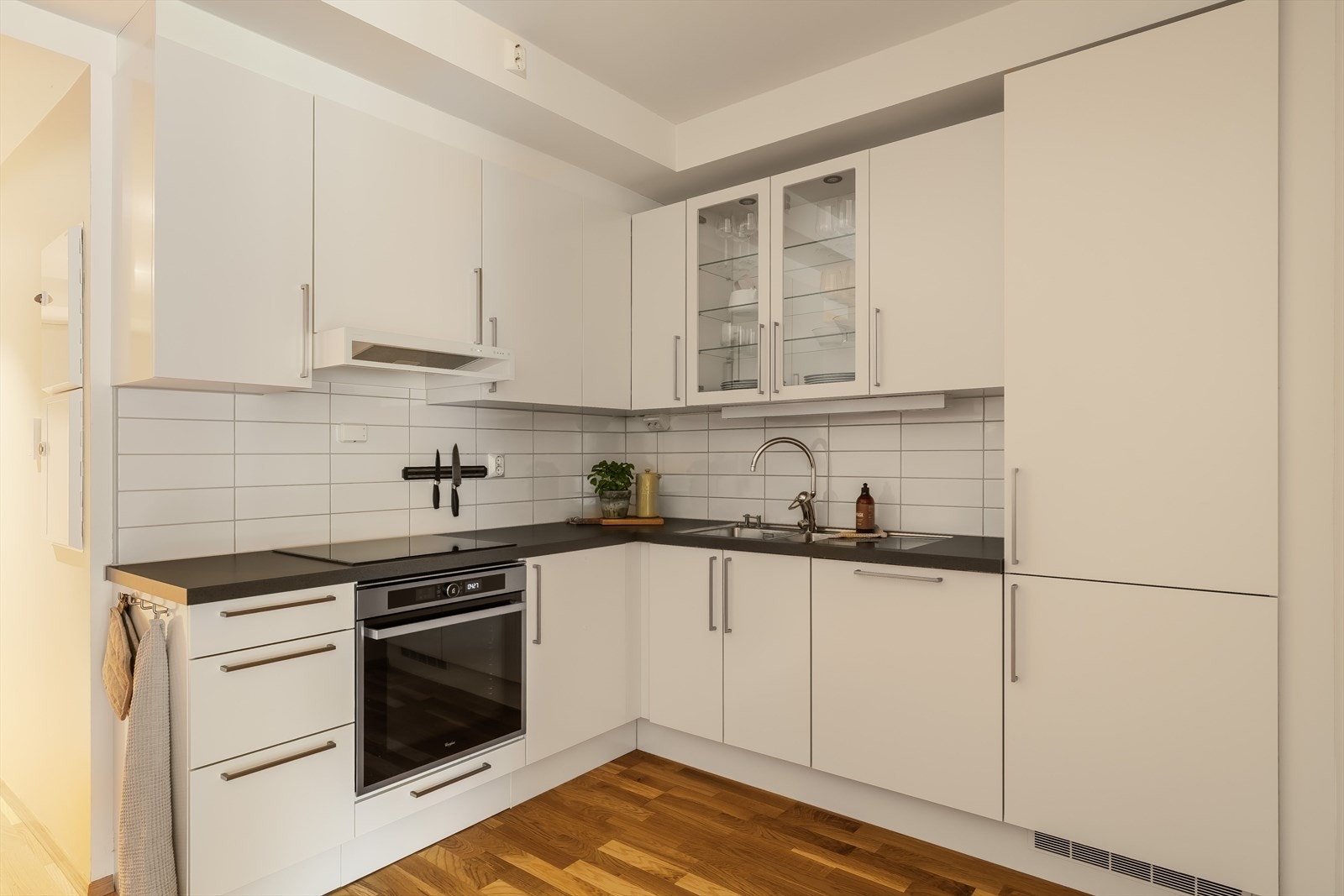 Kjøkkenet har en funksjonell innredning med glatte fronter og god skap- og benkeplass. Galleribilde