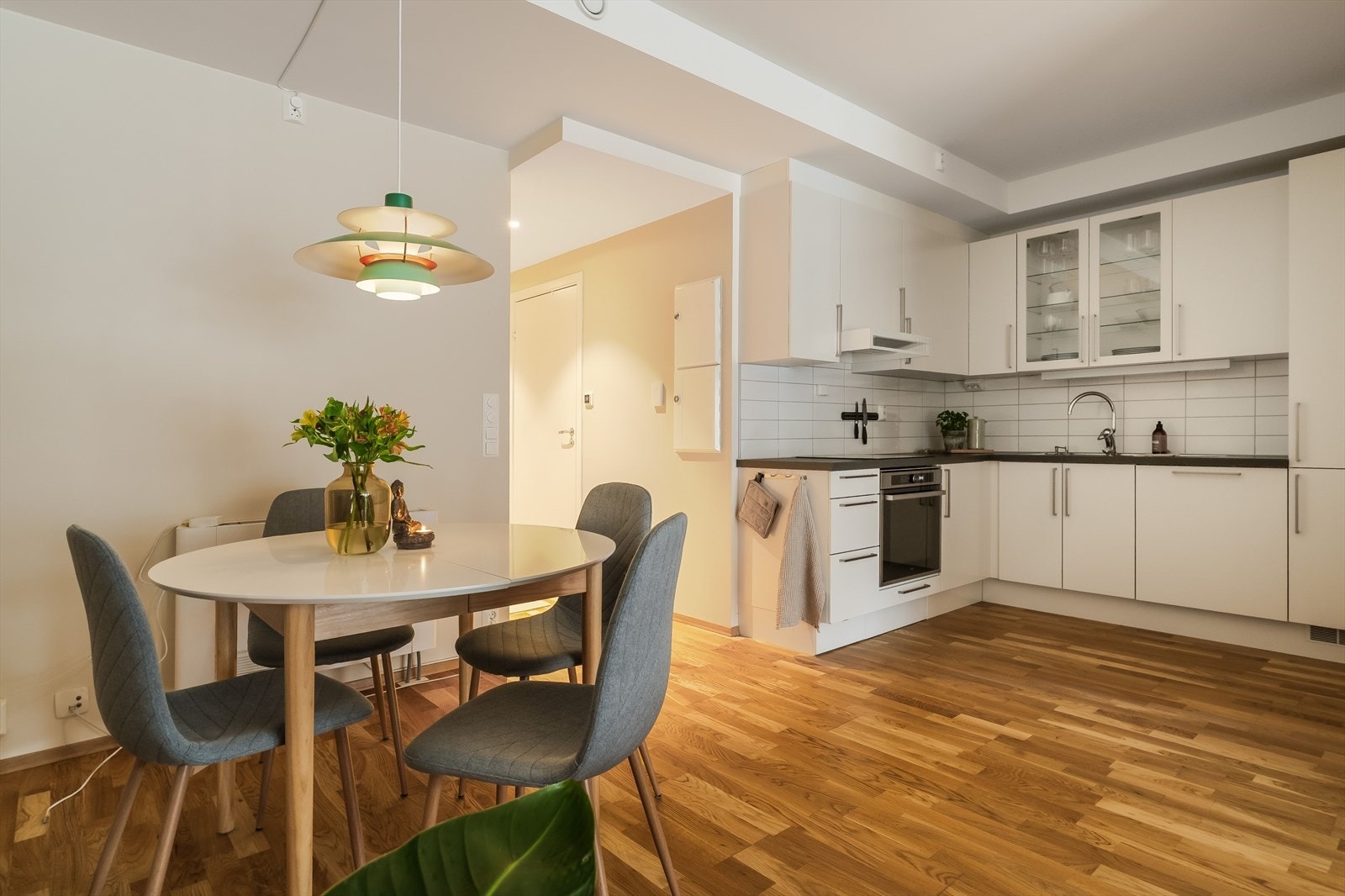 Leiligheten nyter også godt av ekstra god takhøyde, som bidrar til økt romfølelse. Galleribilde