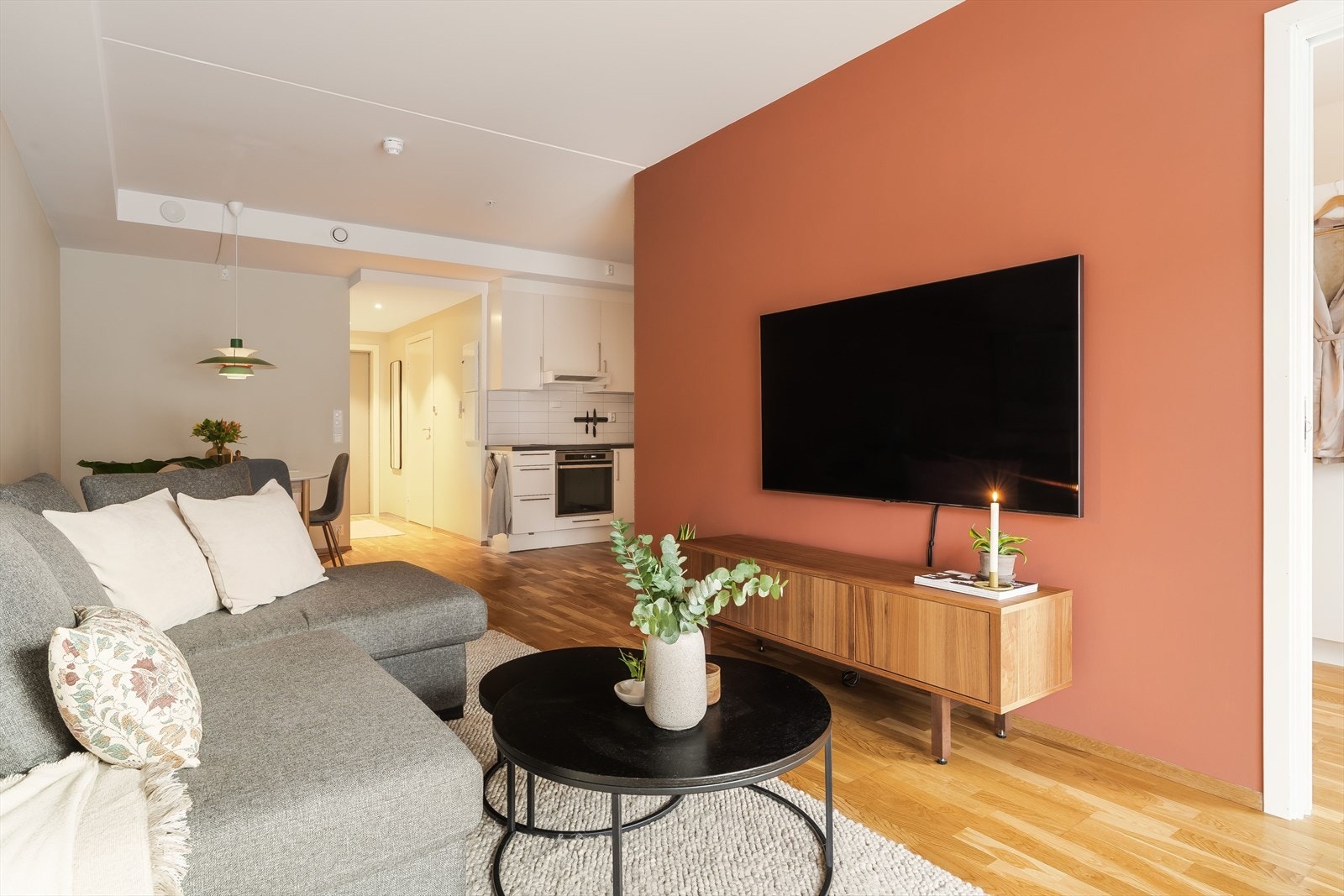 Allrommet utgjør hele 28 kvm, og er funksjonelt utformet for å gjøre møbleringen så enkel som mulig. Galleribilde