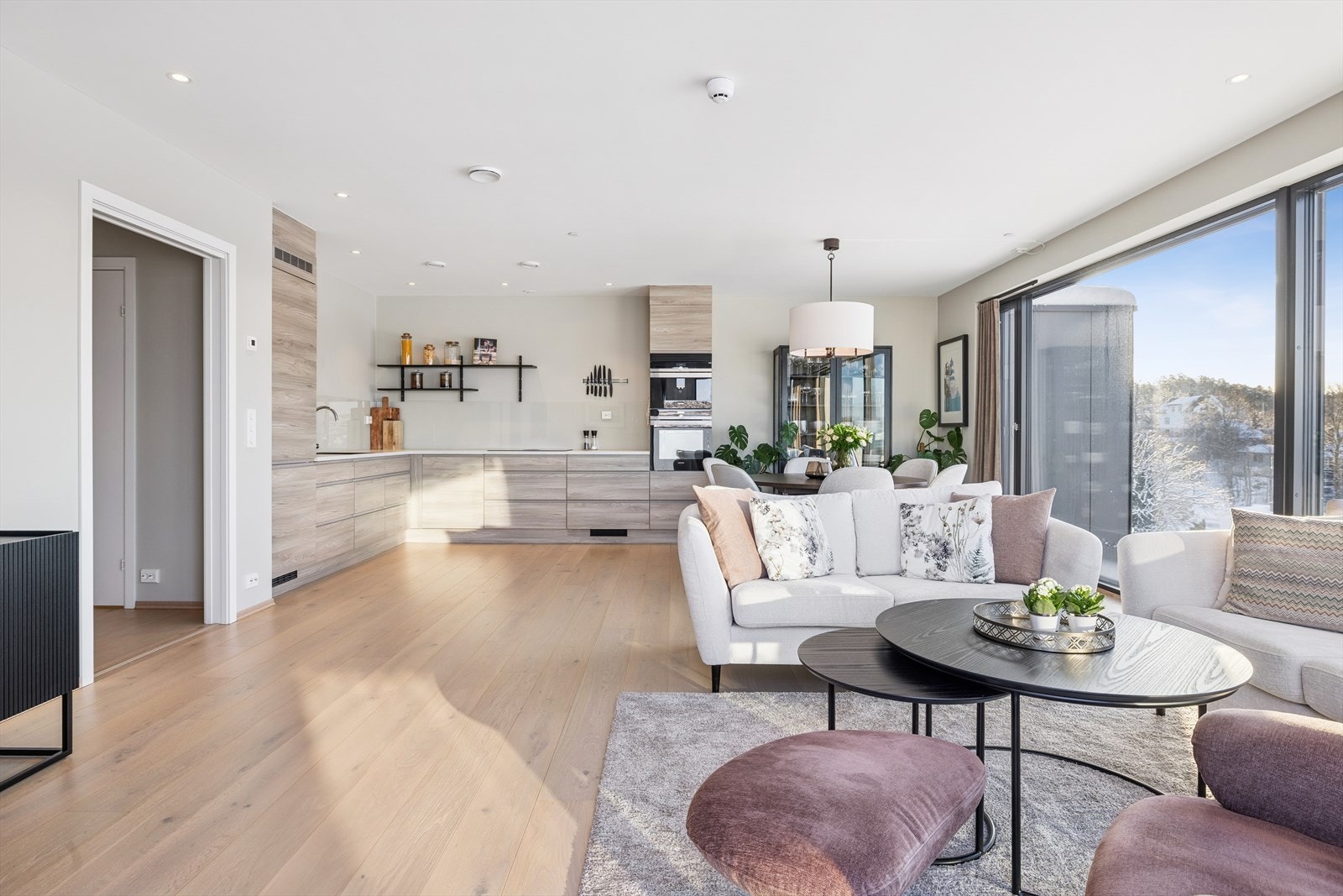 Åpen kjøkkenløsning som harmonerer med innredningen i stuen. Galleribilde