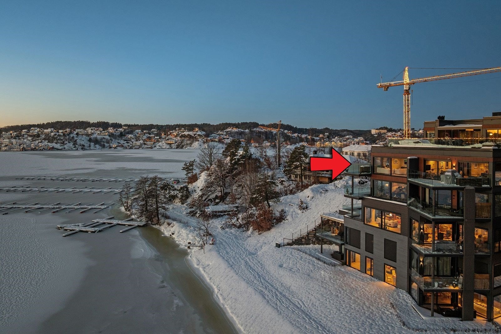Velkommen til His Terrasse! Leiligheten ligger i nest øverste etasje på hjørnet mot Hølen! Galleribilde