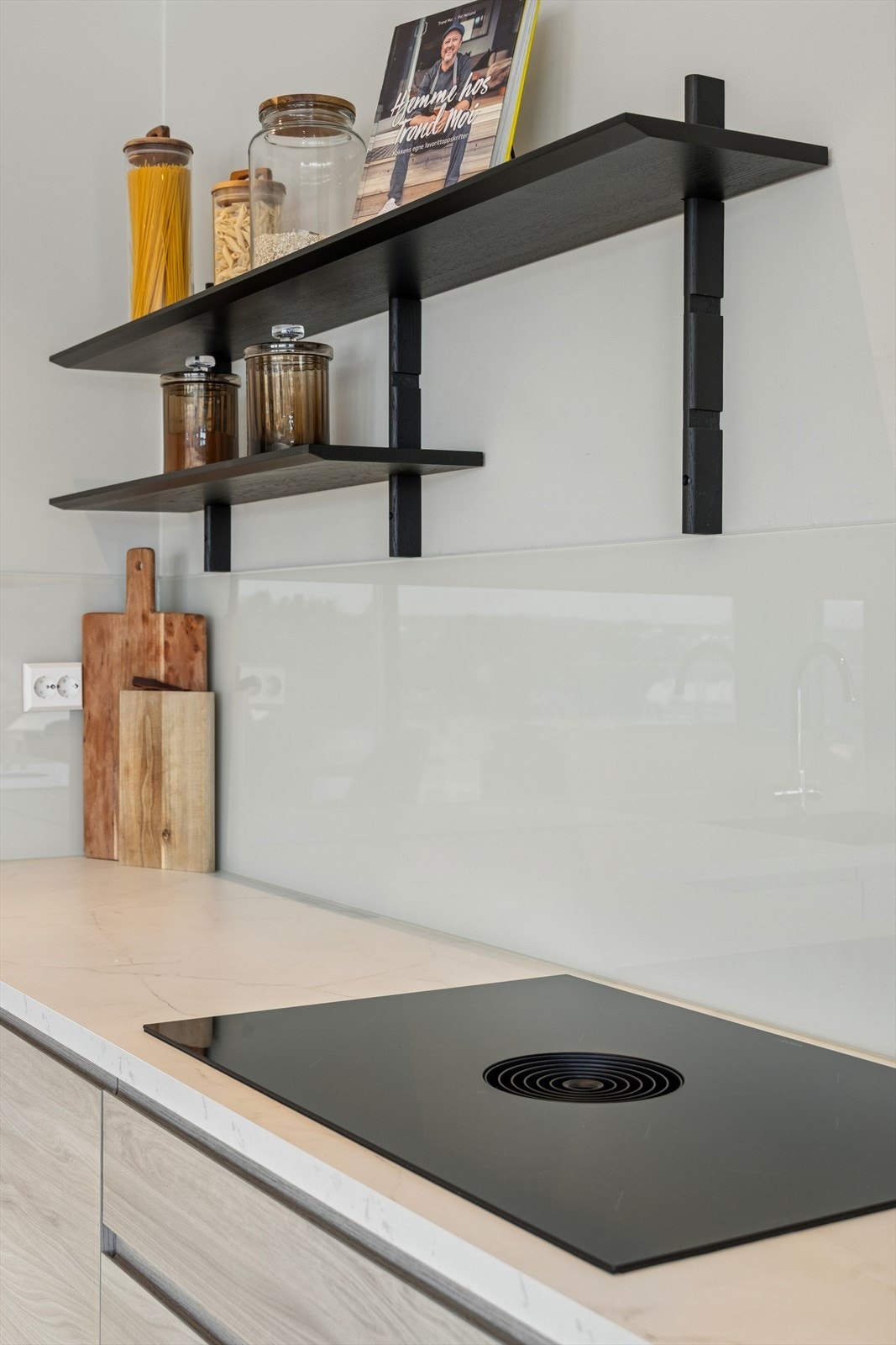 Kjøkkenet er påkostet med 80 cm koketopp og nedfelt Bora ventilator. Galleribilde