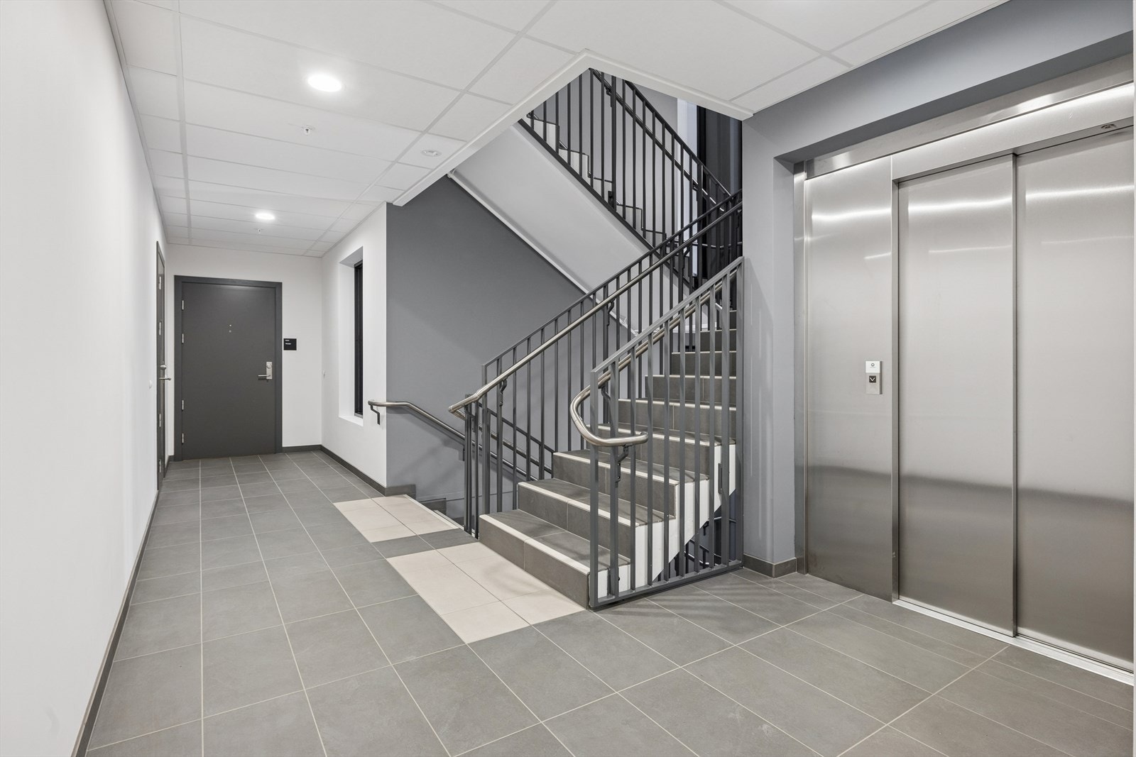 Bygget har forseggjorte fellesareler med fliser og solide rekkverk. Galleribilde
