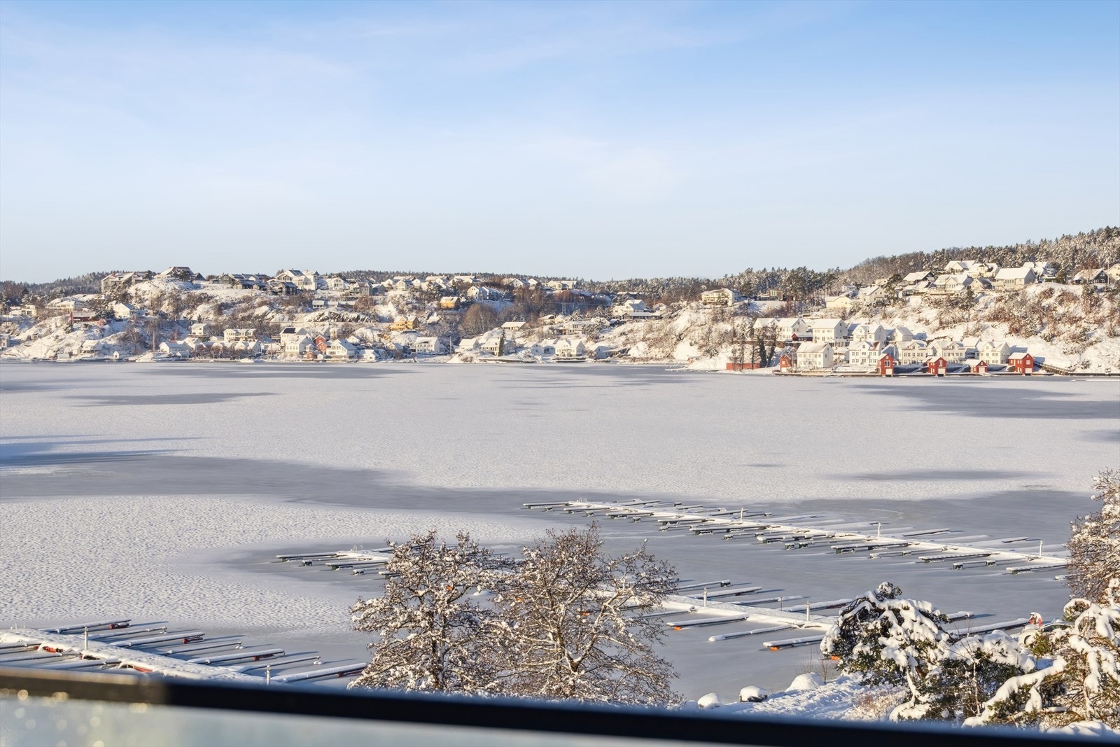 Utsikt utover Hølen med bryggeanlegget og over mot Tangen, Vrengen og Refsnes Galleribilde