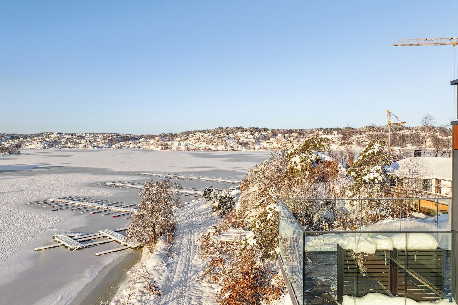 Flott utsikt fra balkongen som ligger på hjørnet av bygget Galleribilde