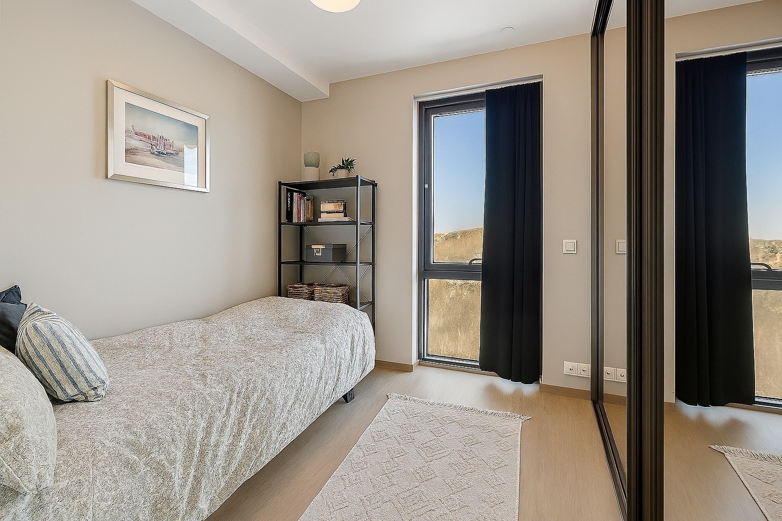 Soverom 3 med plass til enkeltseng er utstyrt med stor skyvedørsgarderobe. Galleribilde