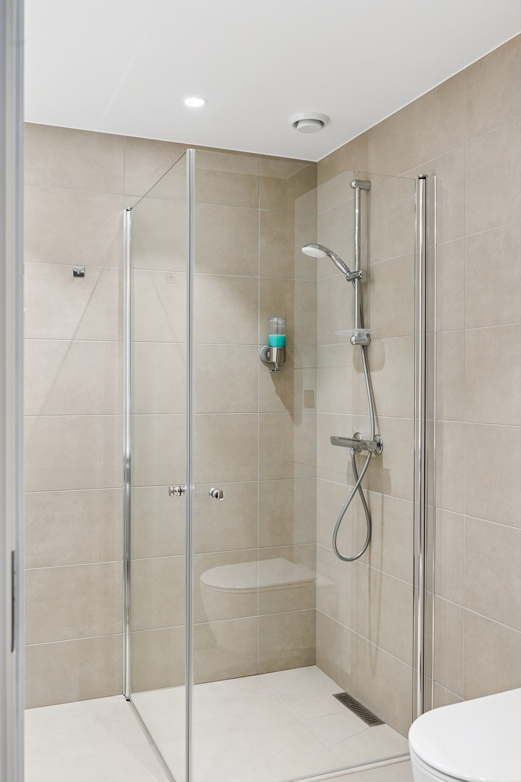 Stor dusjnisje med stillbare dører i herdet glass. Galleribilde