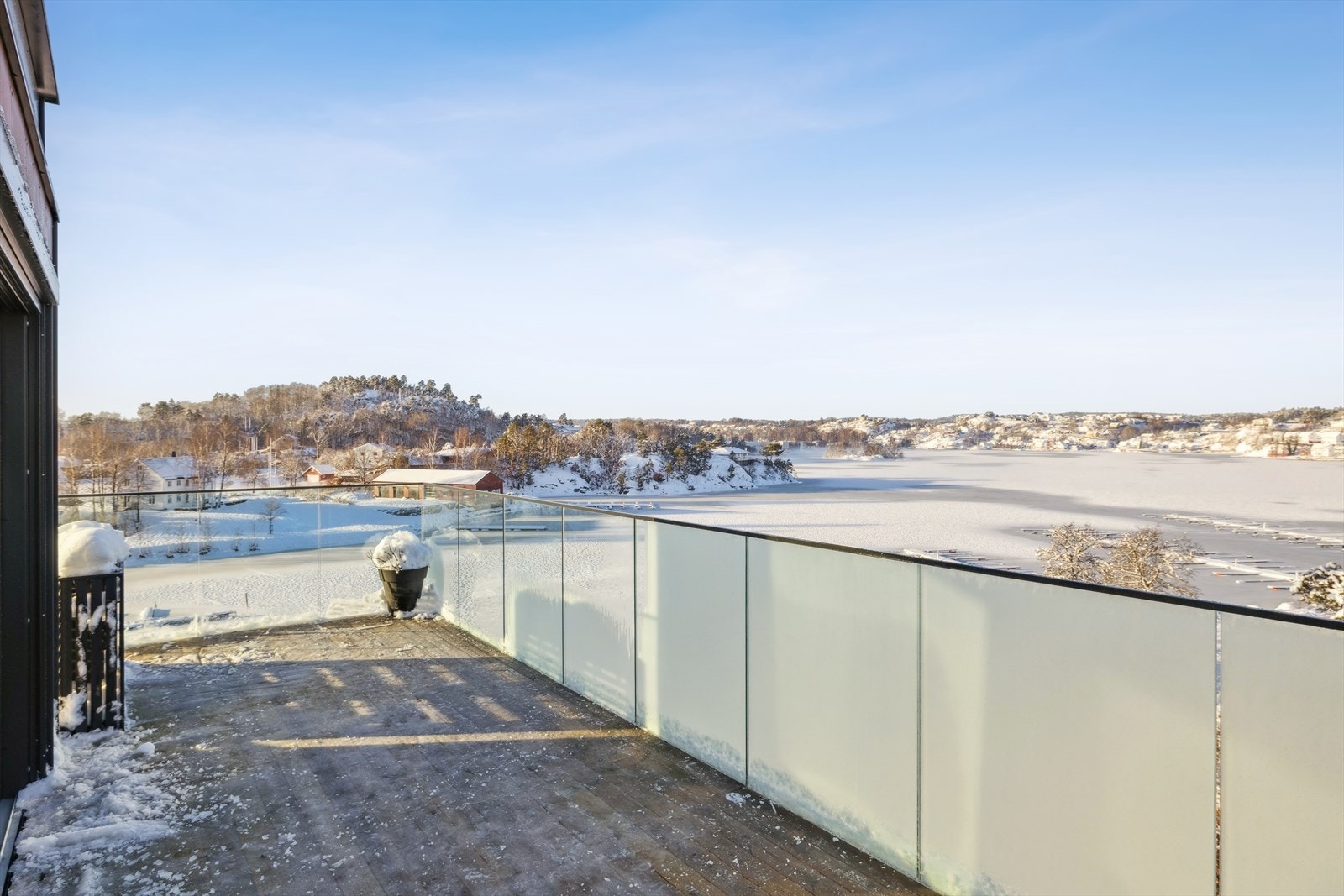 Fra stuen er det utgang til en romslig balkong på 22 kvm med flott utsikt og gode solforhold Galleribilde