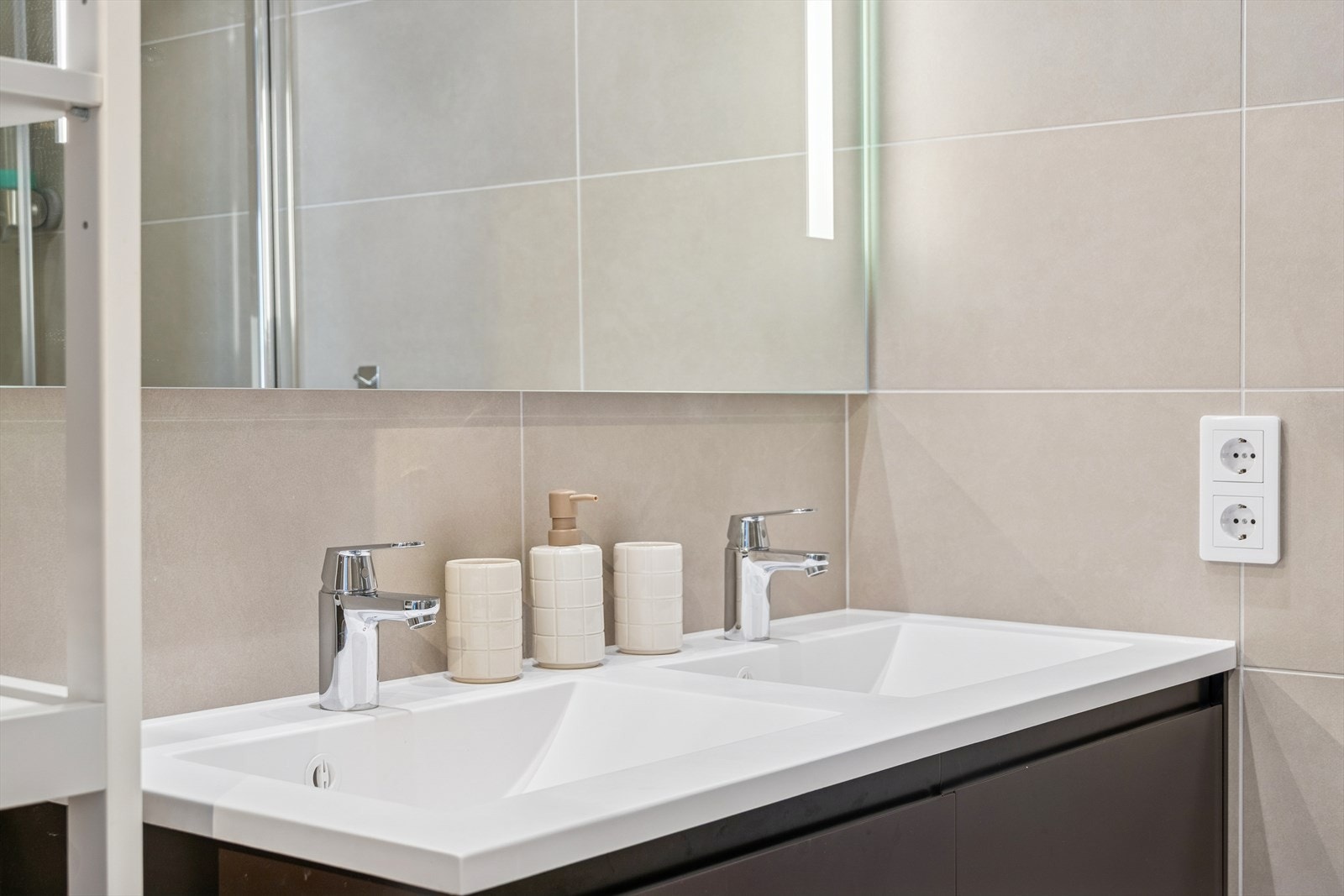 Dobbel servant over skuffinnredning, samt speil med integrert belysning Galleribilde