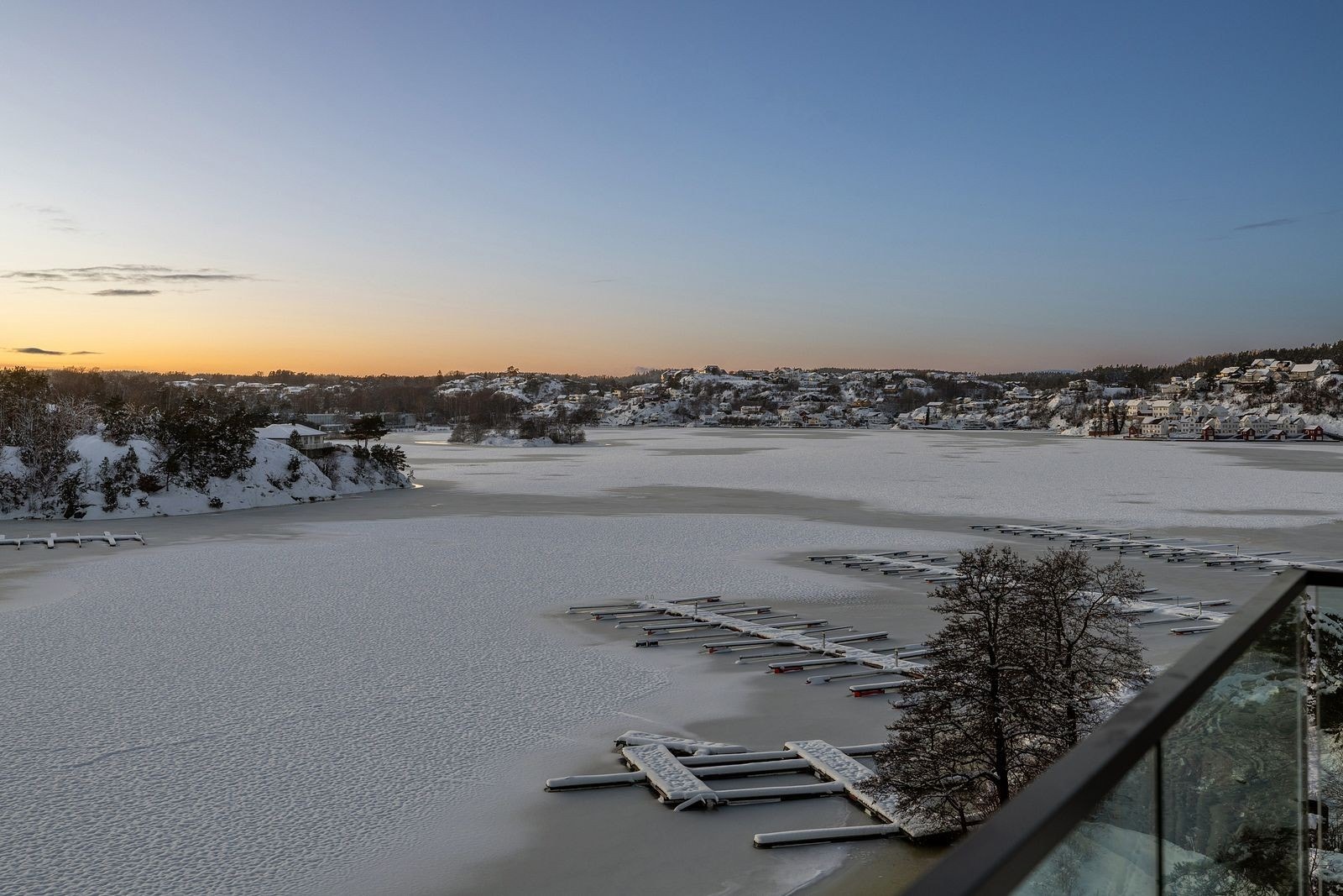 Vinterutsikt i solbedgang fra balkongen. Galleribilde