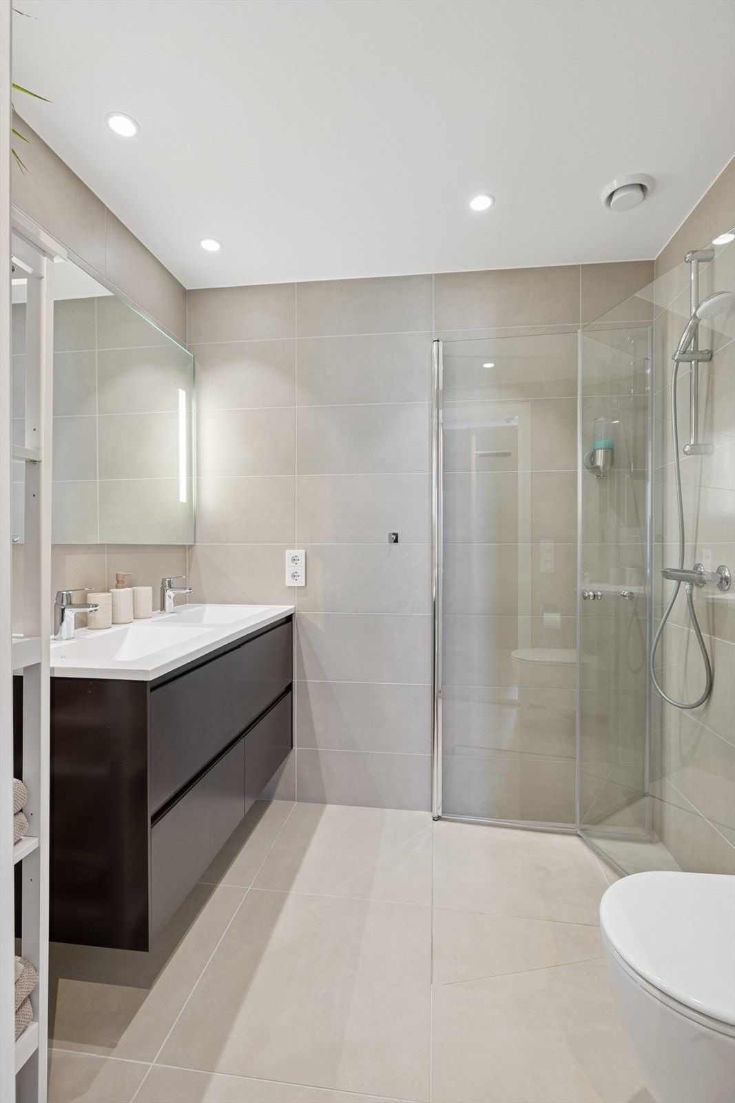 Eget innbydende dusjbad med fliser på gulv og vegger til hovedsoverommet. Galleribilde