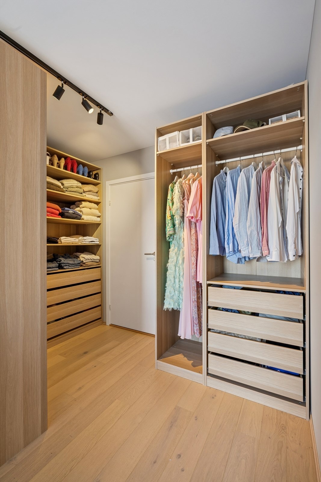 Praktisk, plassbygget garderobe i tre med hyller, skuffer og heng Galleribilde