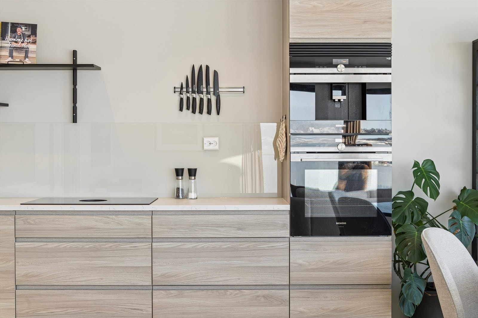 Integrete hvitevarer bestående bla av koketopp, stekeovn og kaffemaskin, oppvaskmaskin og kjøleskap Galleribilde