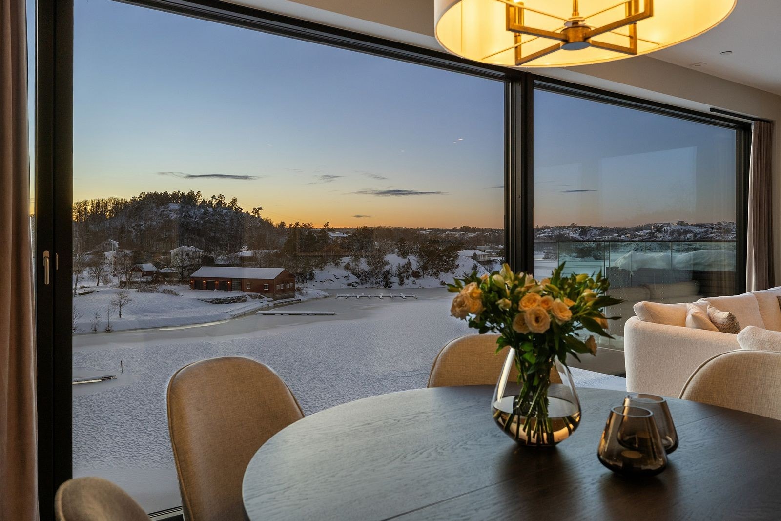 Stuen har store panoramavinduer mot sjøen. Alle vinduer i leiligheten har elektriske screens med fjernkontroll Galleribilde