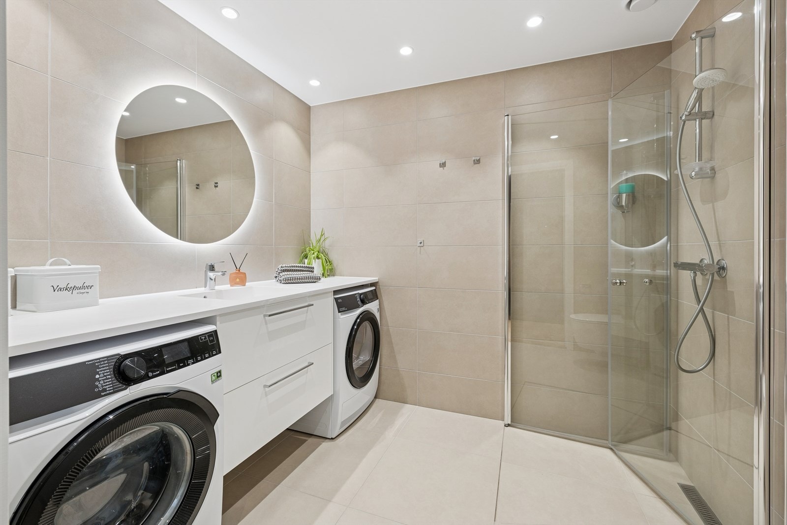 Helfliset hovedbad med servant, dusj og wc. I tillegg opplegg for vaskemaskin og tørketrommel. Galleribilde