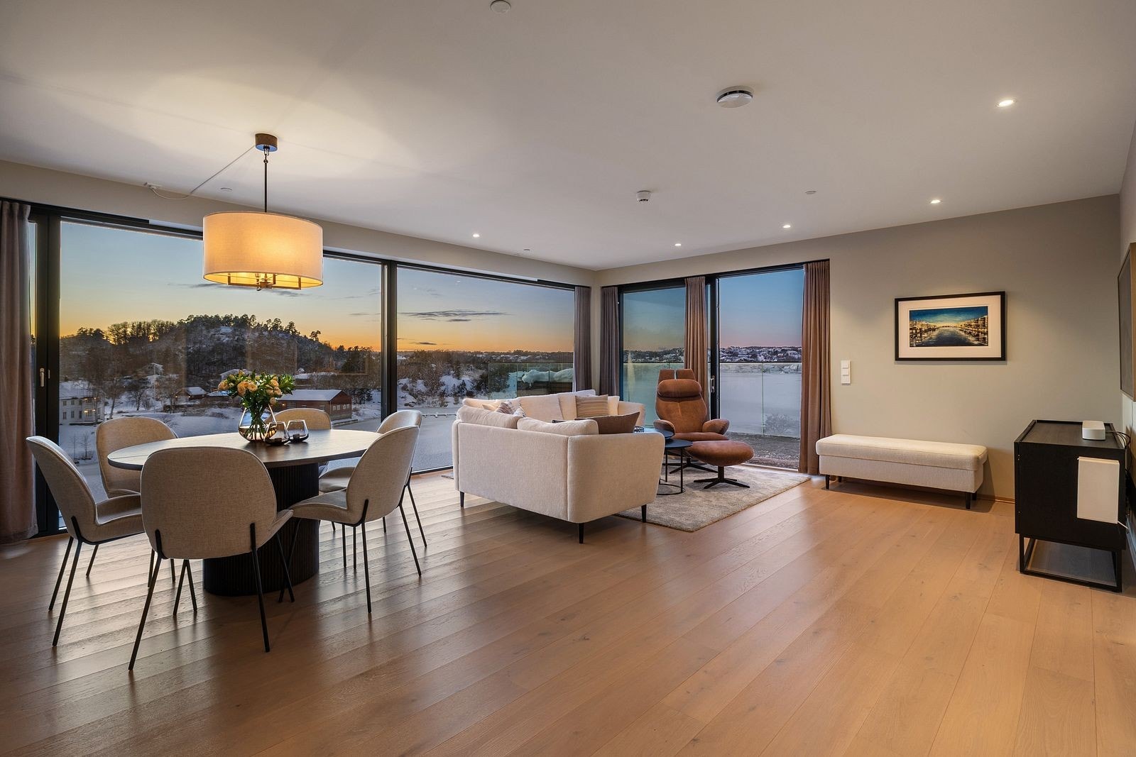 Det er god plass til spisestue møblement og sofagruppe Galleribilde