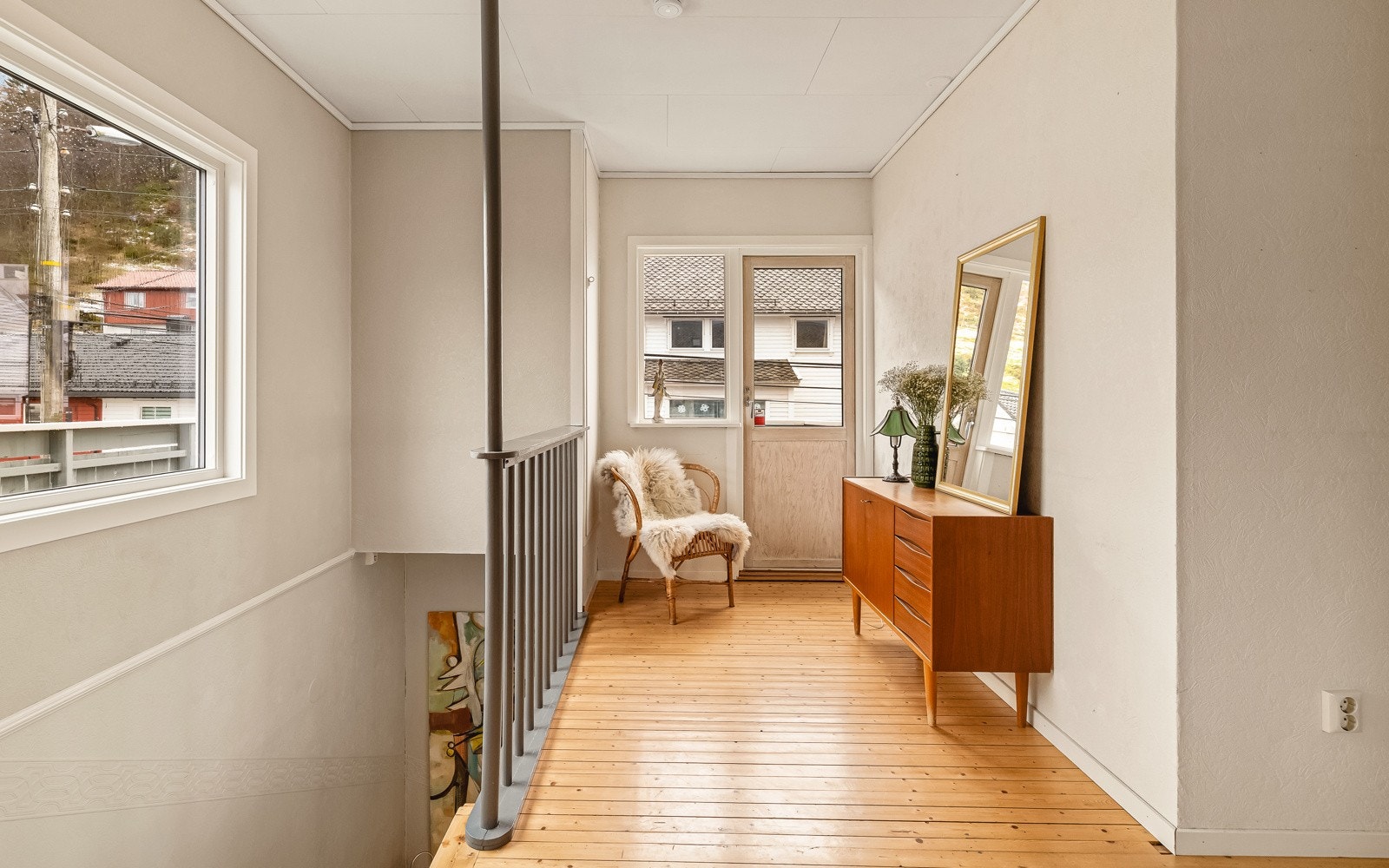 - Fra 2. etasjen er det utgang til en terrasse på ca. 17 kvm - Galleribilde