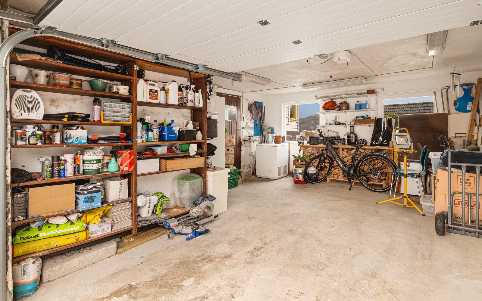 - Stor garasje med rikelig oppbevaringsplass og elbillader - Galleribilde