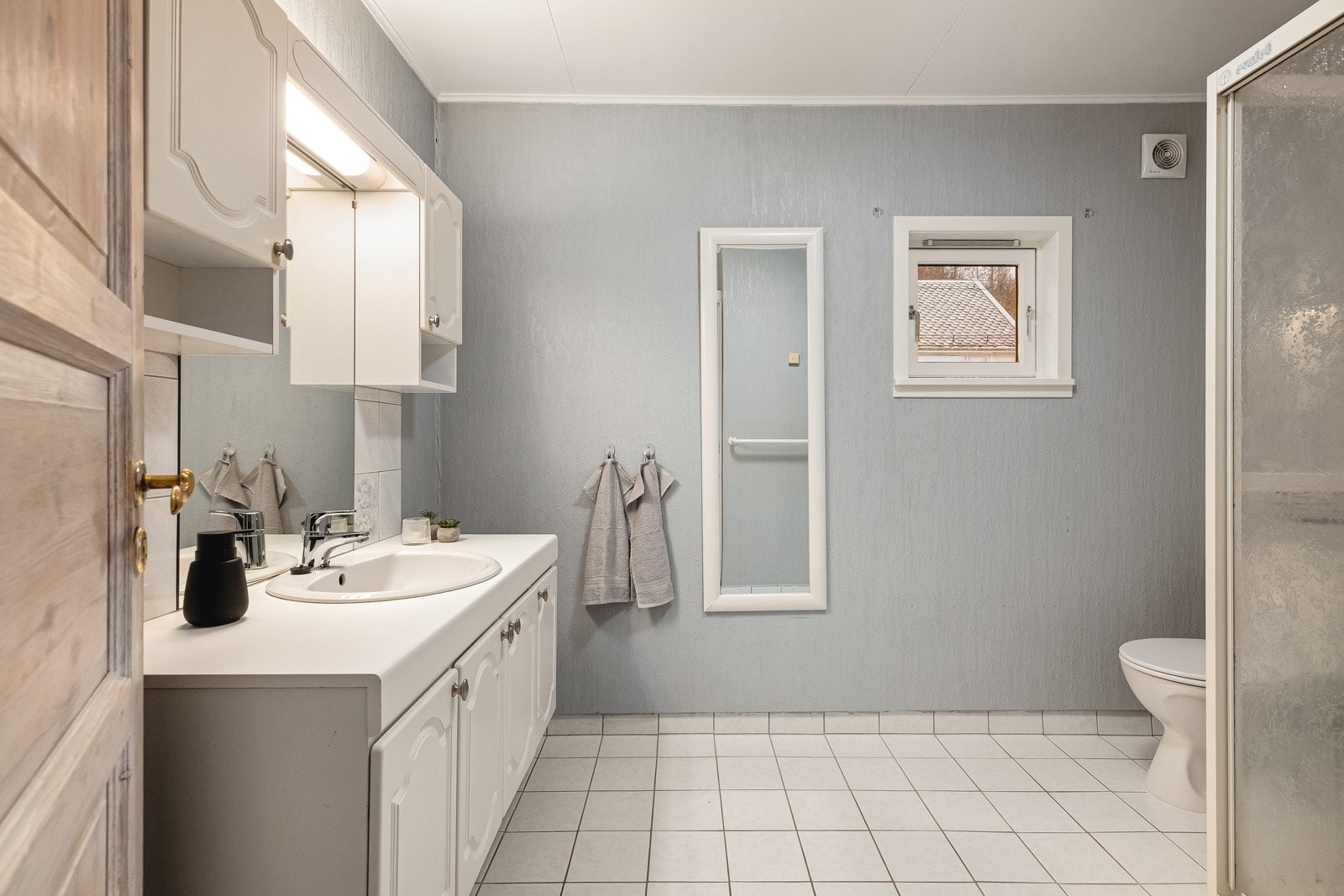 - Romslig bad med varmekabler i gulv. Det er fliser på gulv og deler av vegger - Galleribilde