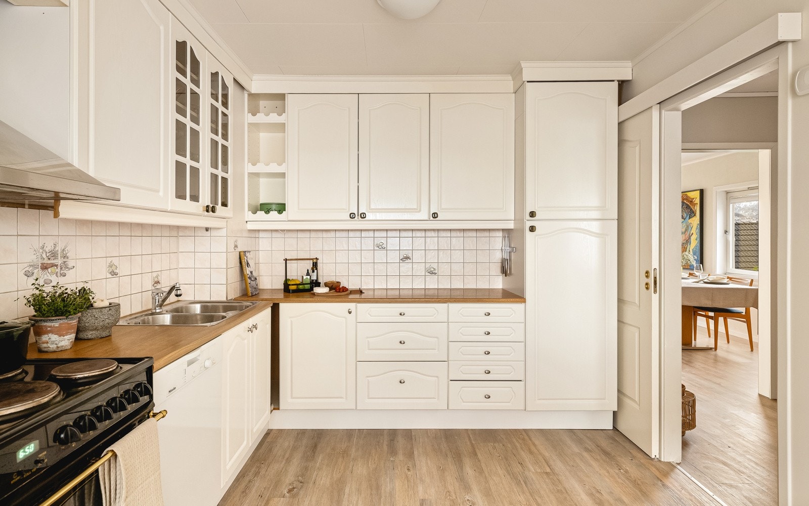 - Kjøkkeninnredning med profilerte fronter og benkeplate i laminat med nedfelt vask - Galleribilde