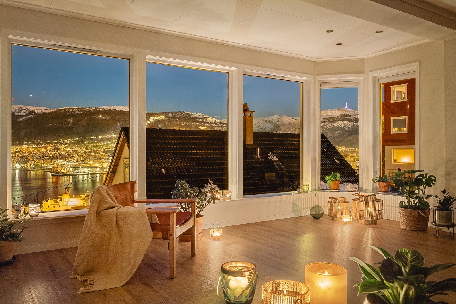 - Her får du en bolig med mye plass, gode romløsninger og ikke minst en helt nydelig utsikt mot Bergen sentrum, Fløyen og Ulriken - Galleribilde