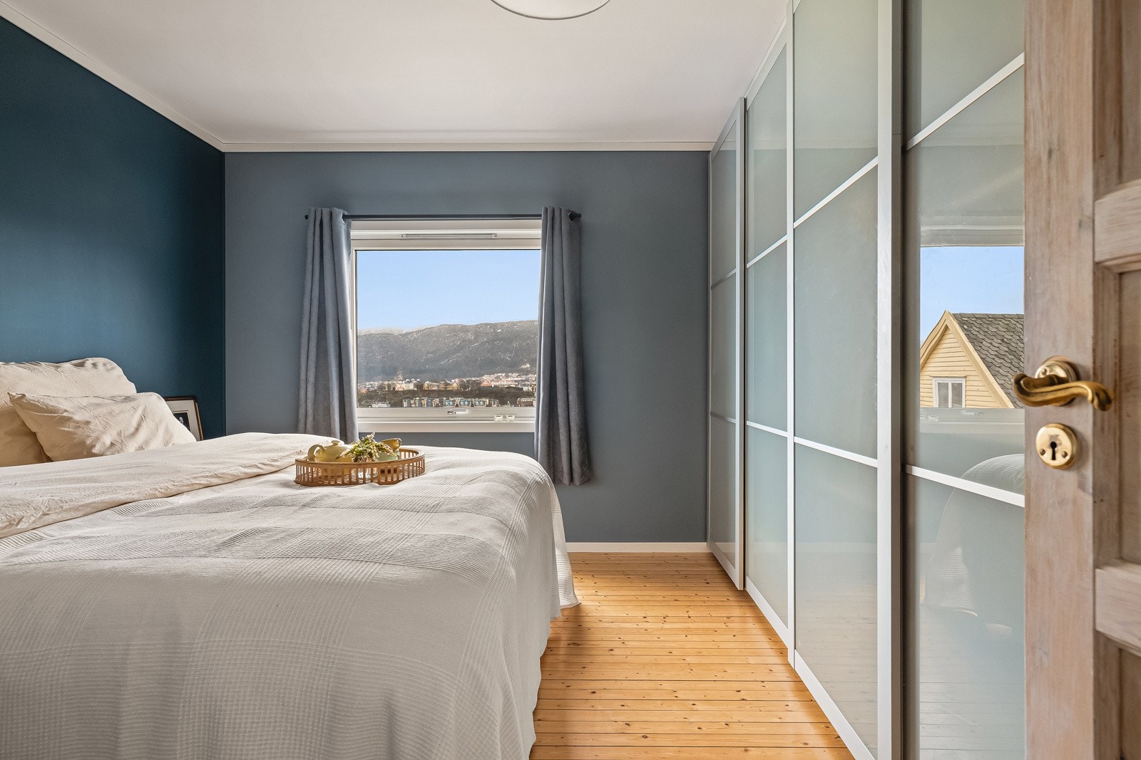 - I boligens 2. etasje finner du to gode soverom, begge med flott utsikt og fine lysforhold - Galleribilde