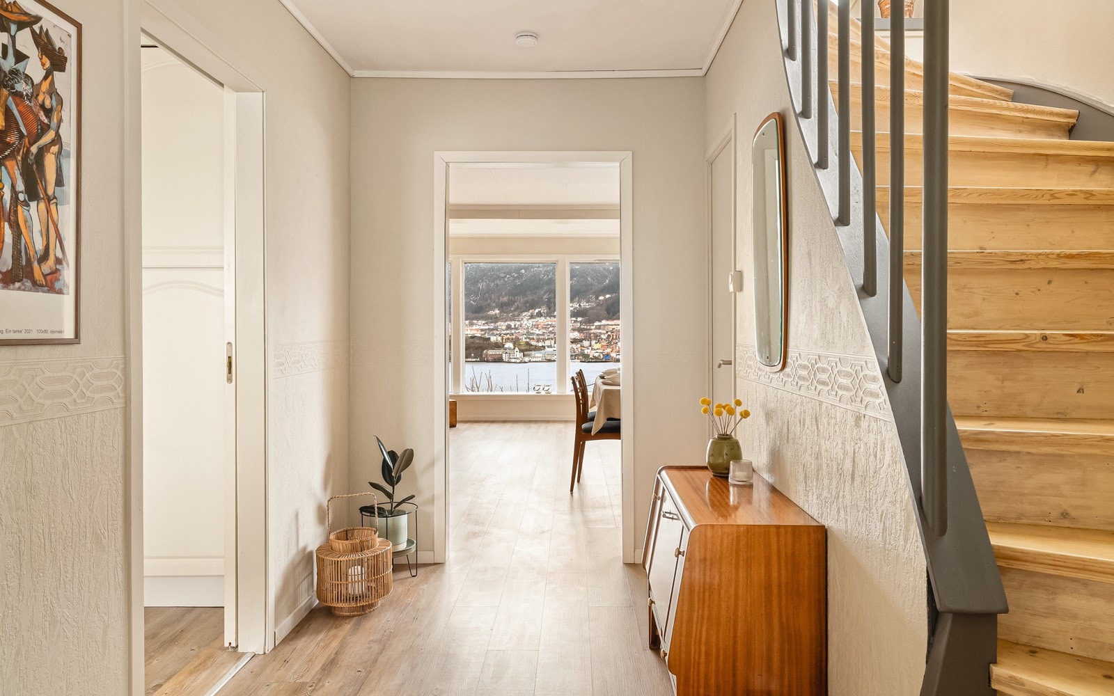 - Fra stuen kommer man inn til kjøkkenet - Galleribilde