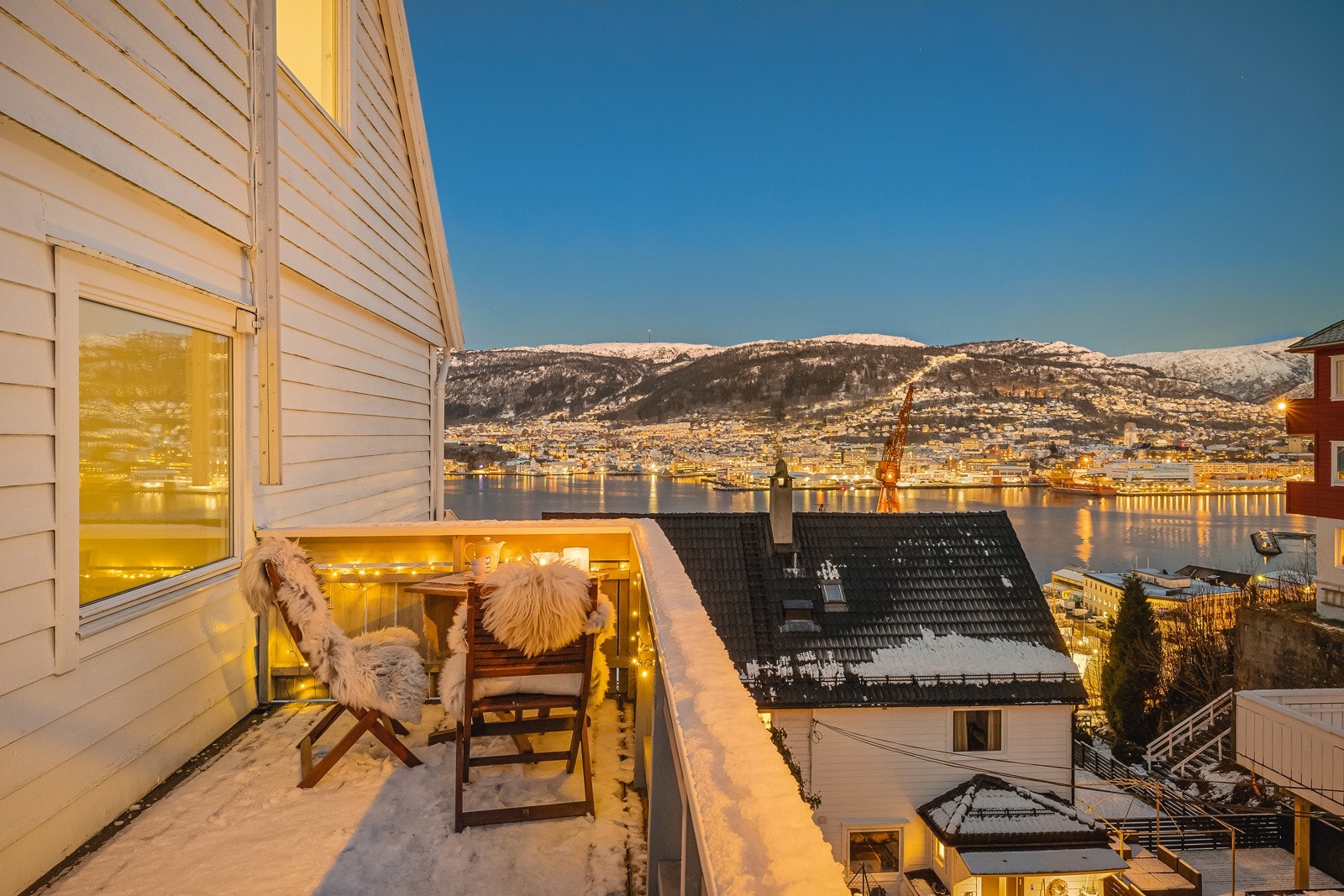 - Her kan du nyte den samme flotte utsikten og solen helt til ca. kl. 22.30 på sommerstid - Galleribilde