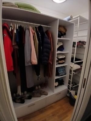 Walk in closet tilhørende soverom 1 Galleribilde