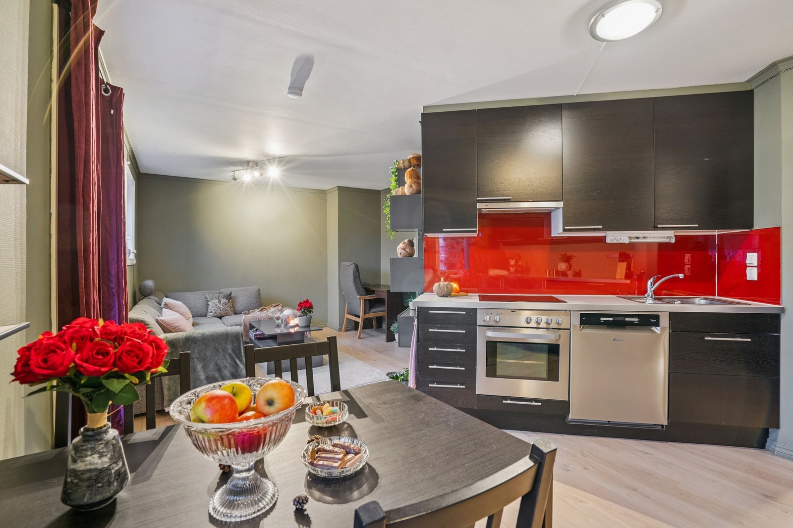 God benkeplass og koselig spisebord Galleribilde