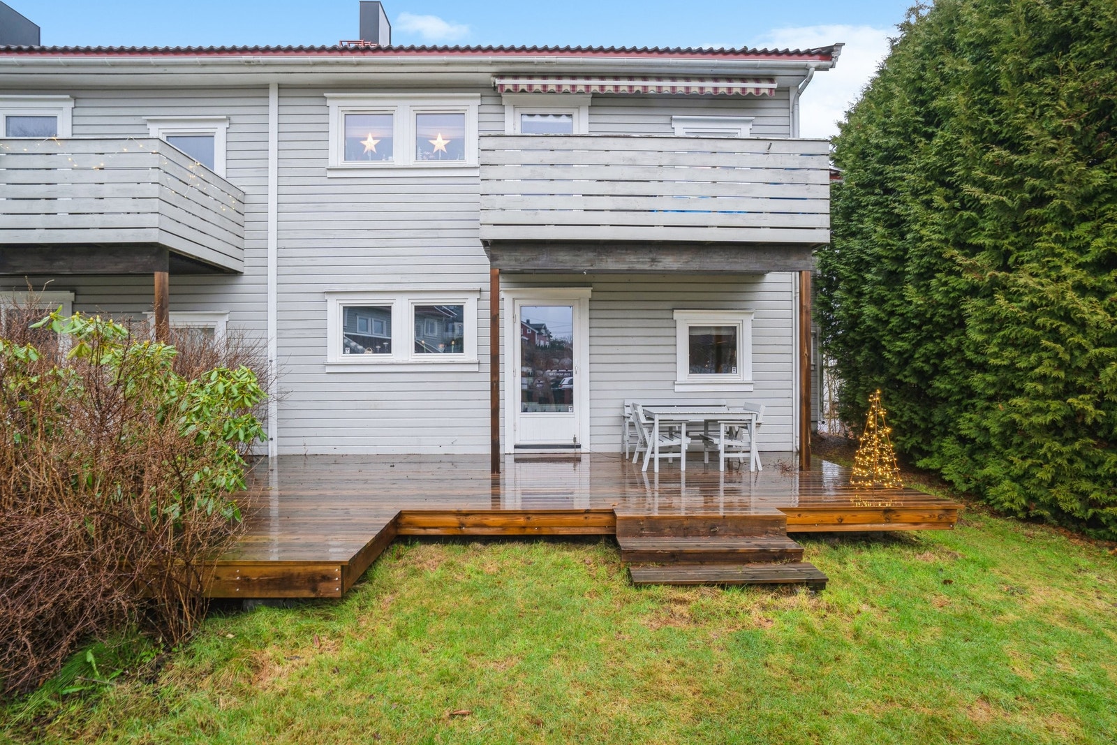 Fasade rettet mot Parkeringsplassen og gressplen/ fellesområde Galleribilde