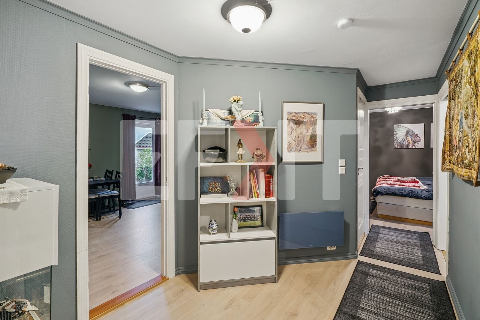 Gang mellom de store bruksområdene i leiligheten Galleribilde