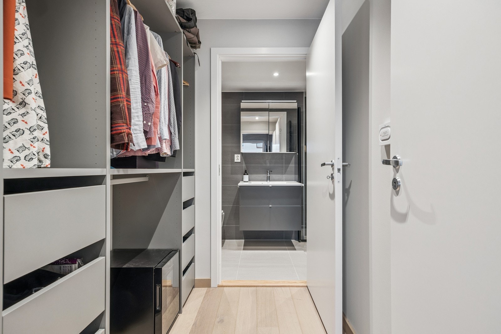 Lekker og praktisk garderobe mellom soverom og bad. Galleribilde