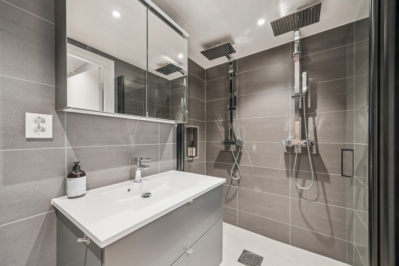 Bad i tilknytning hovedsoverommet med dobbel dusj, servant og toalett. Galleribilde