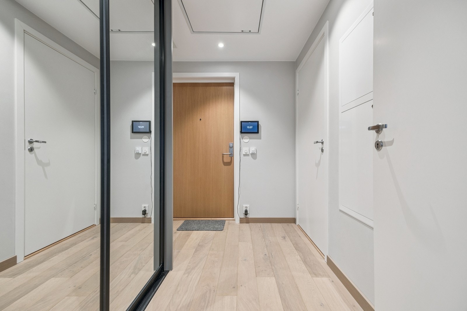 Gang med skyvedørsgarderobe. Galleribilde