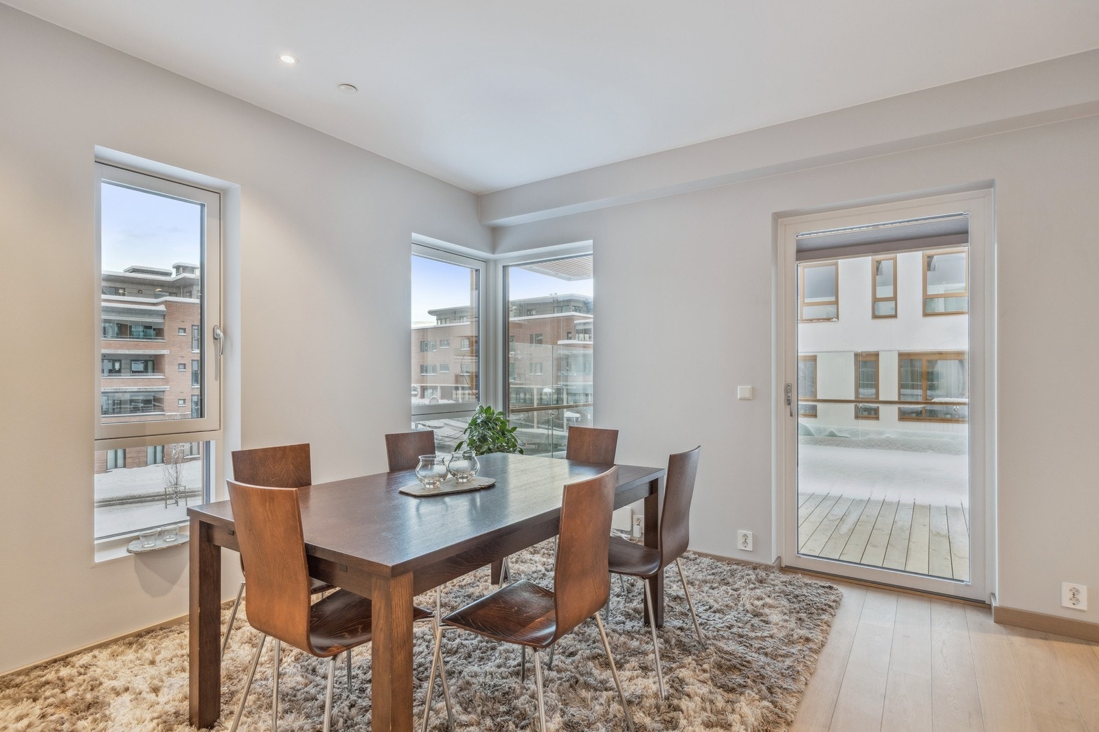 Spisestue med utgang til balkong. Galleribilde