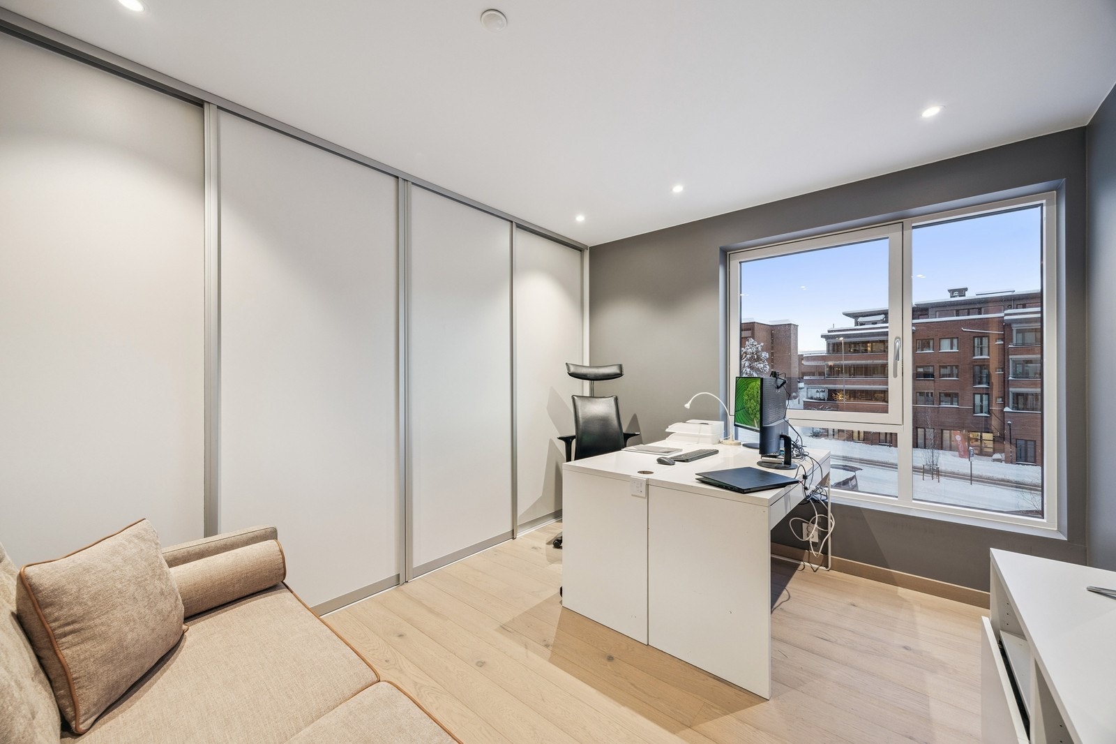 Soverom 2 med romslig garderobeløsning. Galleribilde