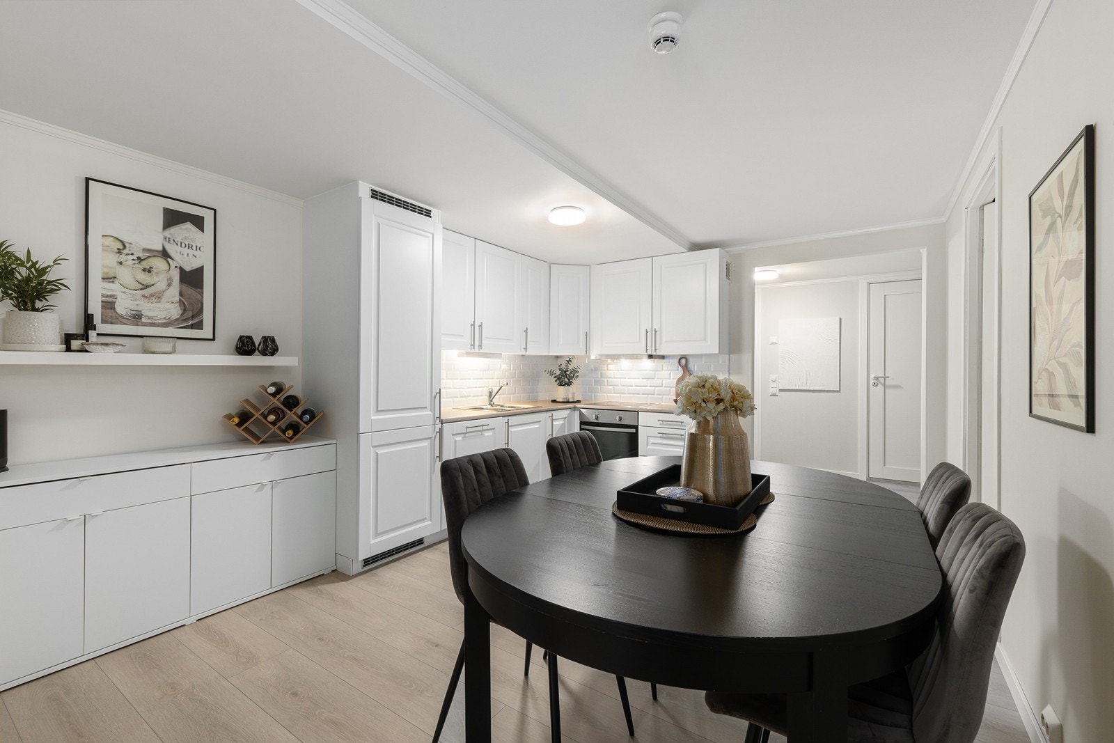 Vaskekummen er nedfelt, og det er fliser på veggen over benken som forenkler rengjøringen. Galleribilde