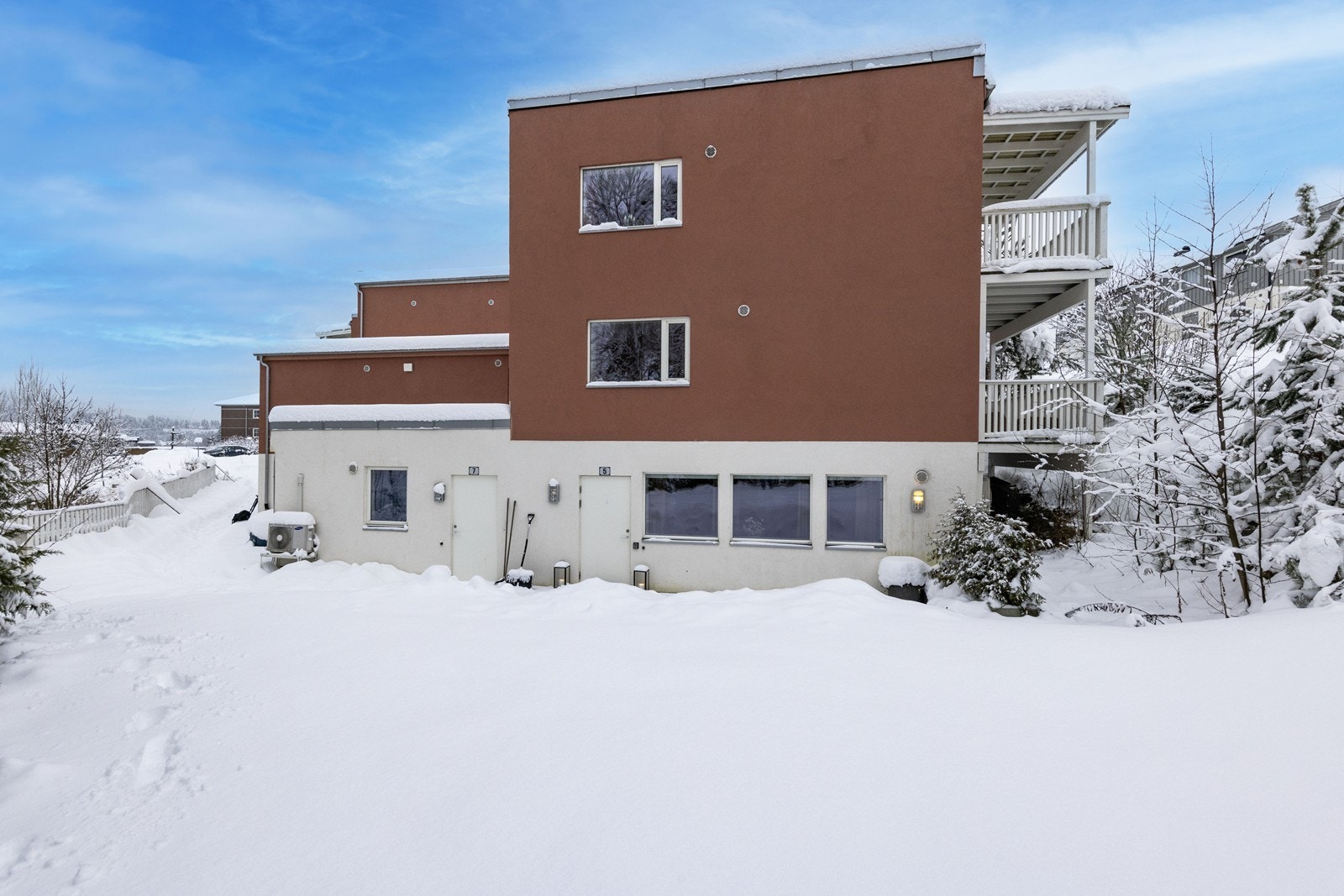 Med inngang fra bakkeplan har man enkel og trappefri adkomst. Galleribilde