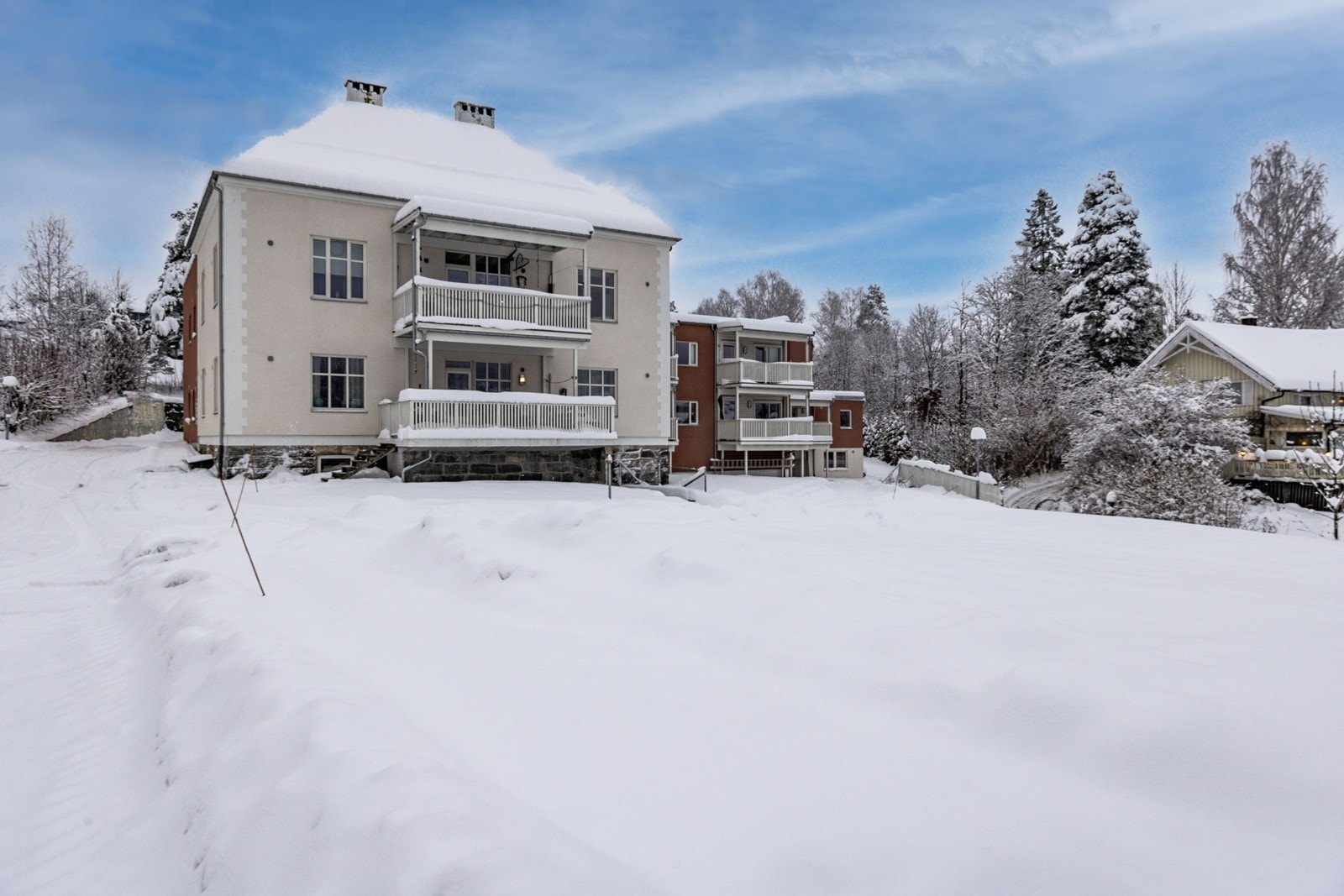 Leiligheten disponerer også en parkeringsplass i felles carportanlegg. Velkommen til en hyggelig visning! Galleribilde