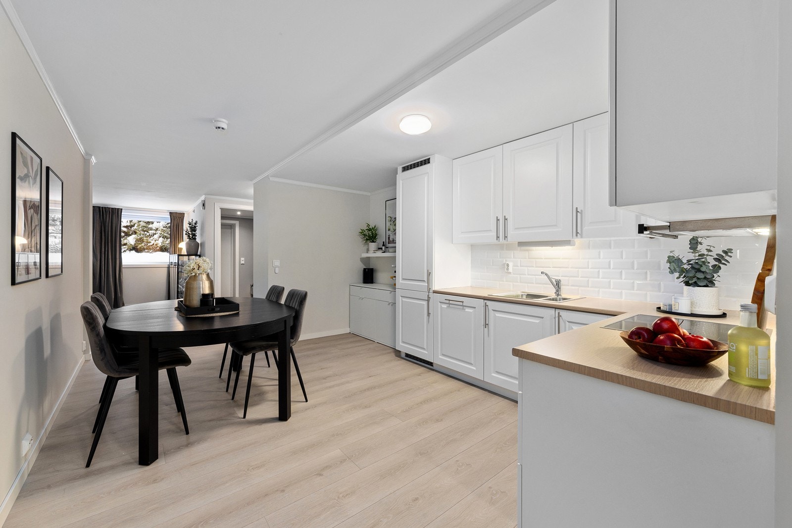 Kjøkkenet er utstyrt med en moderne innredning med profilerte fronter og en benkeplate i laminat. Galleribilde