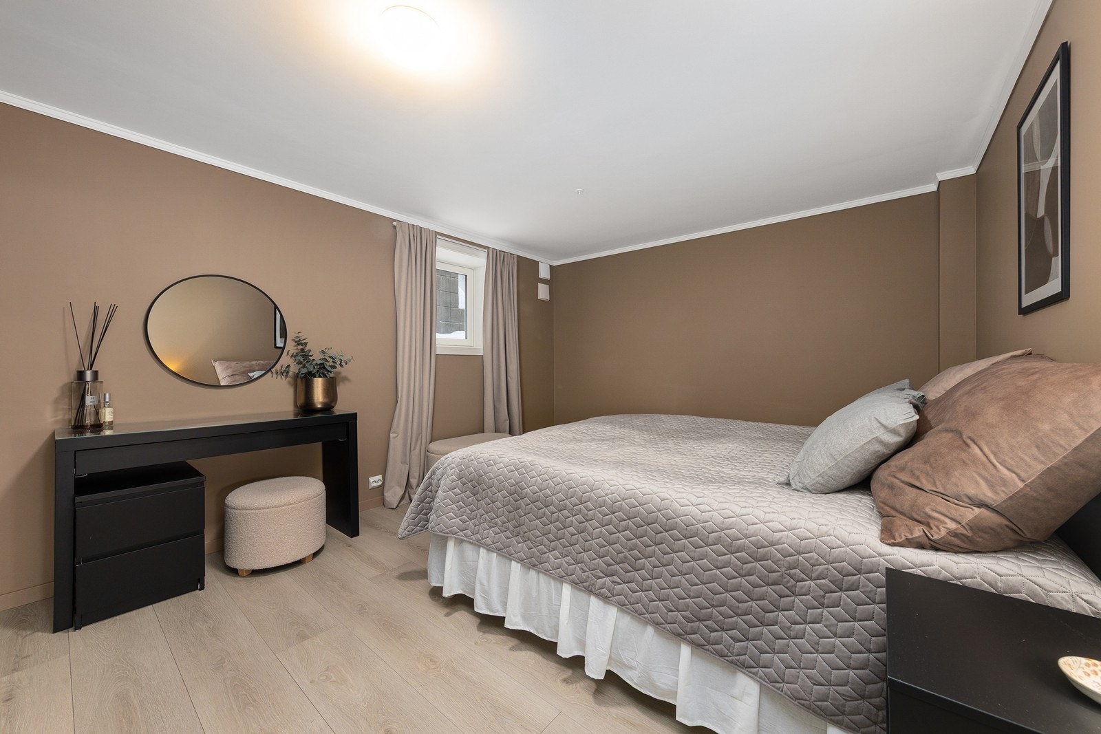 Leilighetens soverom er av god størrelse med god plass til møblering. Galleribilde