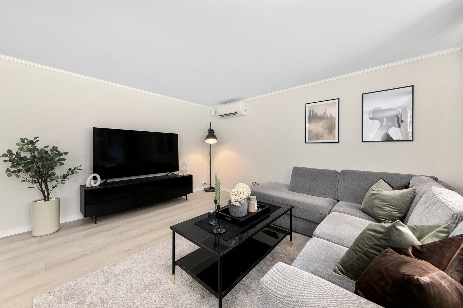 Med rom for en stor hjørnesofa ligger alt til rette for hyggelige kvelder foran tv`n. Galleribilde