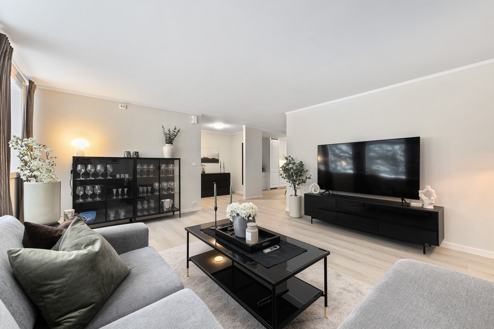 Leiligheten fremstår innbydende med lyse, moderne farge- og materialvalg. Galleribilde