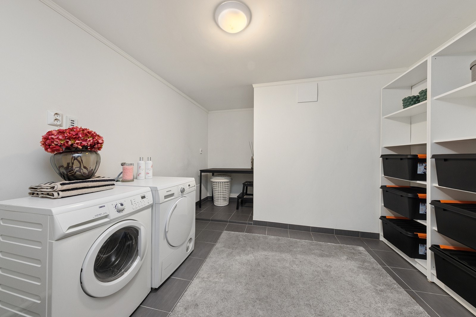 Kombinasjonsrom med flislagt gulv, malte vegger og malt tak, som gir et praktisk og enkelt vedlikeholdt rom. Galleribilde